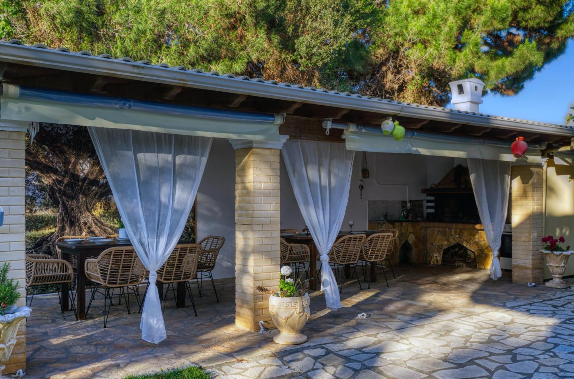 Stefanias Prasoudi Beach Agios Matthaios  Luaran gambar